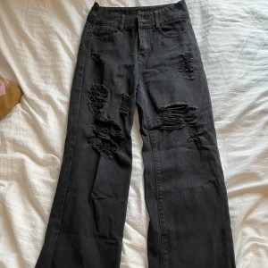 Svarta jeans - Svarta ripped jeans. Säljer då de är för långa för mig, jag är 160 cm. 