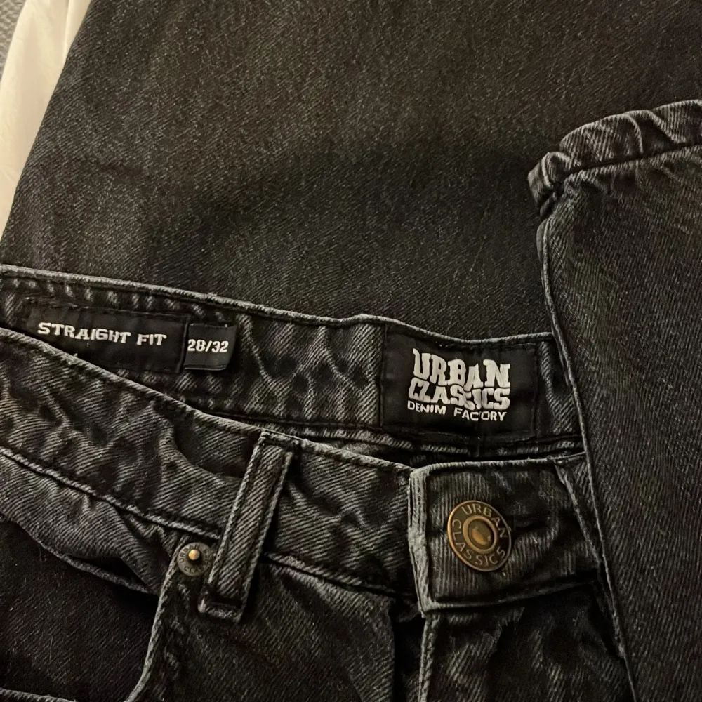 Svarta jeans i moddel straight fit från Urban Classics i storlek 28/32. Jeans & Byxor.
