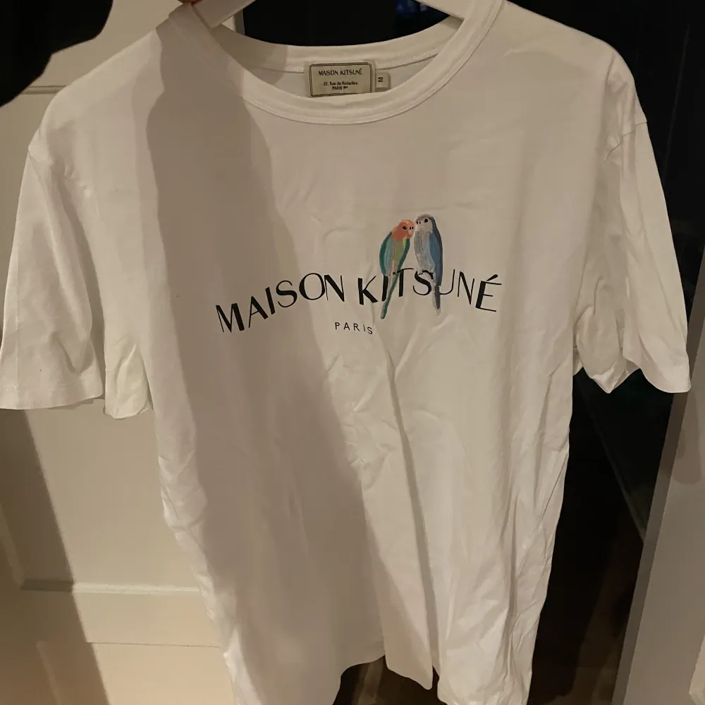 T-shirt med broderad detalj från Maison Kitsune, köpt för 1199. Skick 8/10.. T-shirts.
