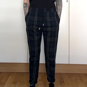 Byxa - Bekväma byxor men för stora för mig, har behövt vika upp i benen 