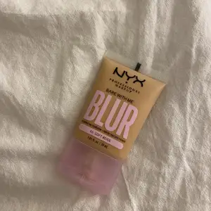 Säljer nu denna populära foundation från nyx då den tyvärr inte passade mig. Endast provad men inte använd efter det💗