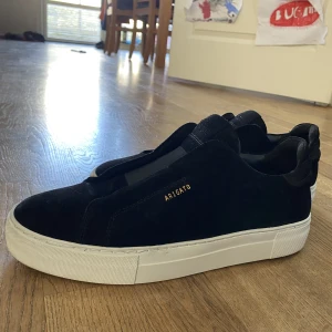 Axel Arigato 360 Laceless - Hej tänkte sälja mina Axel Arigatos för ett rimligt pris. Dem är bara använda vid speciella tillfällen som utekvällar/fester/kalas. - Storlek 43  - Skick = Jag skulle säga att skicket på skorna är bra, bara att dem har lite små fläckar på mockan. 