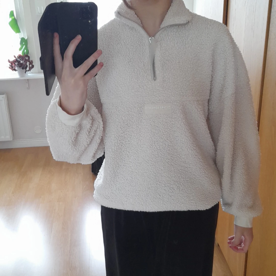 Fluffig vit tjocktröja