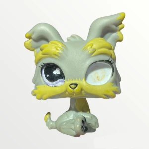 Lps #883 Yorkie - Littlest Petshop Yorker nr 883. Generation 2 type Littlest. Ögon med glaslager vilket är speciellt. Figuren saknar ett öga därav billigt pris.