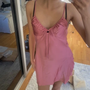 Rosa satin klänning  - Helt oanvänd med lapp kvar💕perfekt till sommar och midsommar😍💕