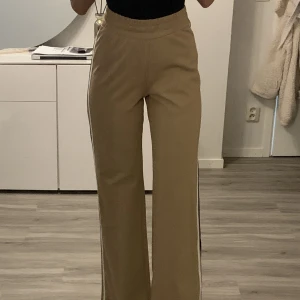 Byxor Gina tricot  - Kostymbyxor från Gina tricot. Använda några gånger, i gott skick. Storlek XS