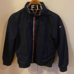 Tommy hilfiger jacka - Hej, säljer min riktigt snygga Tommy Hilfiger vårjacka. Säljer den pga att jag har växt ur den. Storlek Xs då den har en passform för runt 152 cm. Utmärkt skick då den inte har några repor, skador osv. Hör av er vid intresse!