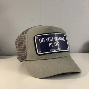 JOHN HATTER & CO Do You Wanna Play? - Cap - Keps från JOHN HATTER & CO, modell Do You Wanna Play? Ordinarie pris 995 SEK. Snygg märkeskeps i superbra skick. Inga  fläckar eller övriga defekter på varan. Justerbar i storlek.   Säljer eftersom jag inte passar i keps och därför aldrig använder den. 