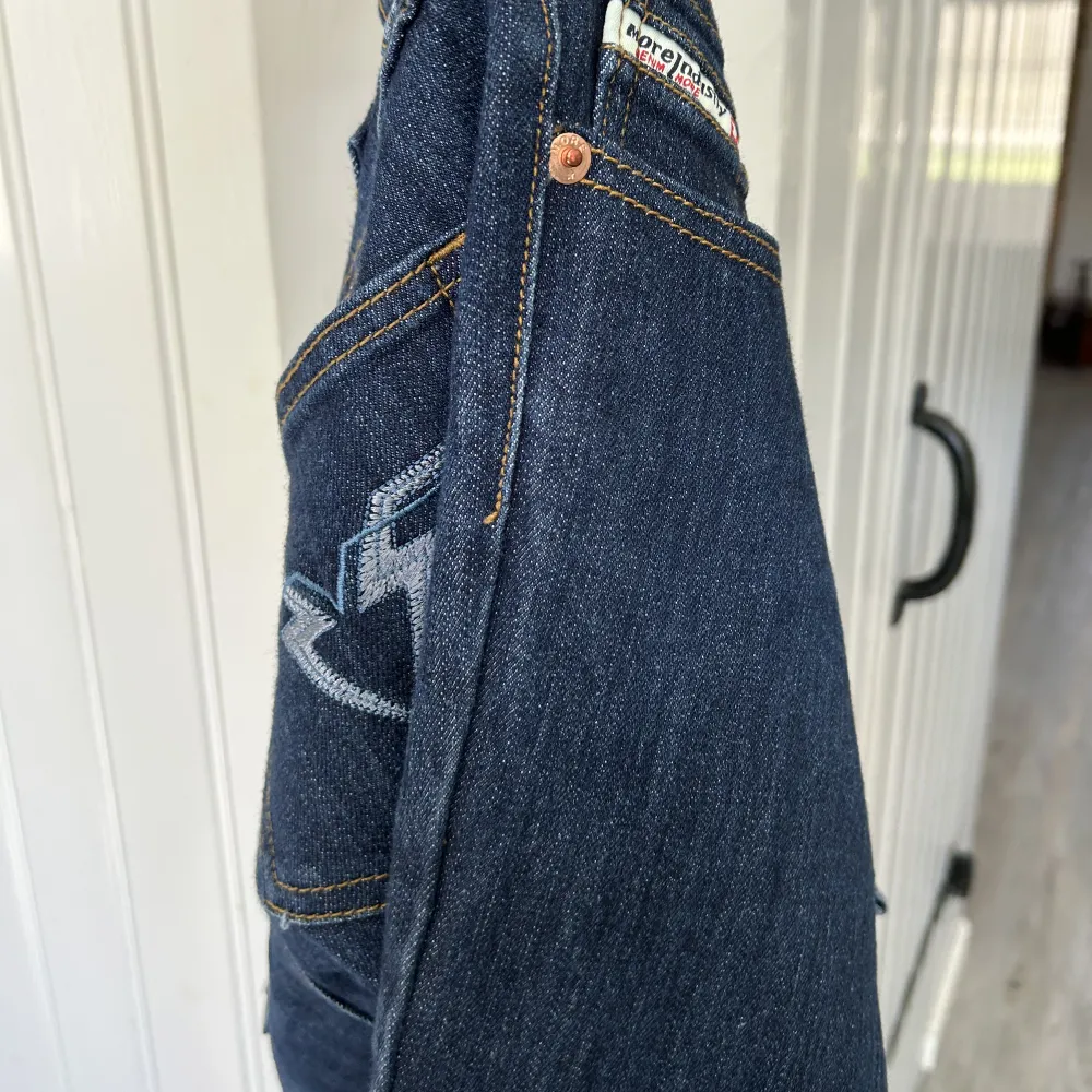Intressekoll på lågmidjade bootcut jeans, snygga detaljer (kommer korrekt färg på sista bilden) 💘💘kom gärna med prisförslag! (Kostar inte 1kr)🫶. Jeans & Byxor.