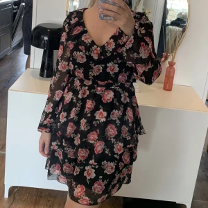 Sommarklänning - Jättefin sommarklänning från HM. Jag är 158cm för referens.