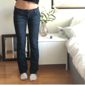 Lågmidjade jeans - Super fina lågmidjade jeans som jag köpte här på Plick. Bilderna är från tjejen jag köpte dom från, säljer då de var för stora på mig. Frakt tillkommer! Om man har några frågor så är det bara att kontakta ❤️.      (rensar gaderob)