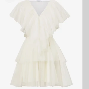 Ida Sjöstedt klänning  - Säljer denna underbara Ida Sjöstedt klänning ! Köpte här på Plick men har bestämt mig för att behålla en annan klänning, har inte råd att behålla båda.. köpt för ca 4000, säljer för 2000 ! Perfekt inför student eller andra fina tillfällen 😍stolek S 