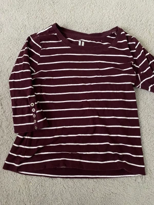 Vinröd tröja - Vinröd randig tröja med 3-kvarts armar💞 hör av dig vid intresse 