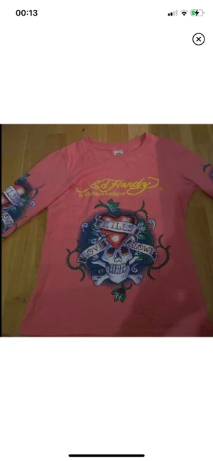 Ed hardy - Ed hardy tröja inga defekter alls bra skick💞storlek L men i barnstorlek så xs-s vanlig💞