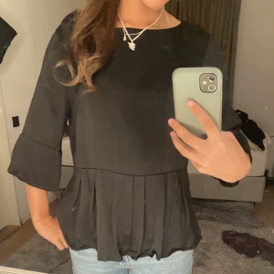 Blus  - Perfekt blus till middagar eller som fest topp från & Other stories💓