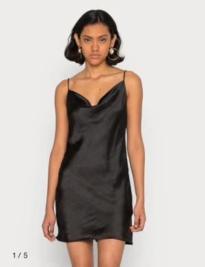 Svart satinklänning - Jag säljer nu min korta svarta klänning i satin från gina tricot, den är endast använd en gång och den har inga defeker. Jag köpte den för 400kr och säljer nu för 300kr + frakt men kan diskutera priset vid snabb affär