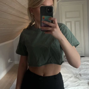 kortare grön t_shirt - en grön lite kortare t-shirt 💕💕 köparen står för frakten 