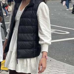 Vit klänning - Supersnygg vit klänning från zara i linnematerial😍väldigt användbar och fungerar utmärkt på studenten! Skicka dm för fler bilder💕