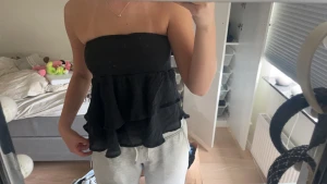 jättefin topp  - Topp med volanger, kan även ha som kjol. Storlek m passar s. 70 kr + frakt 