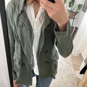 Grön jacka  - Säljer denna supper trendiga jackan!!☺️❤️‍🔥 jätte fin i en militär grön färg💫den har sååå fina detaljer och är unik med knapparna!🤩perfekt nu till våren/ sommar❣️👌säljer ändats vid bra bud❤️🥰