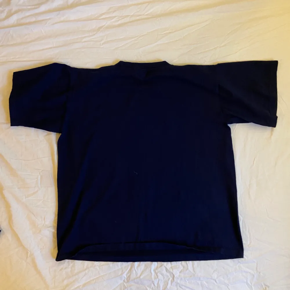 En mörkblå T-shirt med en bred passform, I bra skick!. Skjortor.