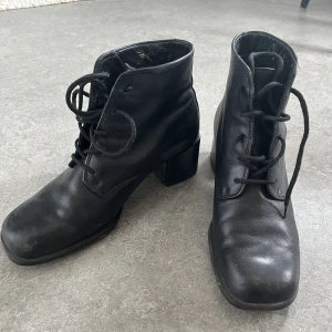 Ecco klackskor - Sjuuukt sköna att gå i. Sitter som en smäck på foten. Så snygga med vida jeans till! 