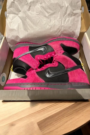 Nike Dunk SB - Nike Dunk SB High Run The Jewels.🎤🎵🔥 Helt nya DS. 4 olika skosnören tillkommer🟣⚫️🟢🟡 Ett par svarta smycken till skorna följer även med⚫️ Köpta på Nike Snkrs, kvitto finns🧾👟 Skriv DM för frågor eller för mer bilder💯📸 Pris kan diskuteras💸