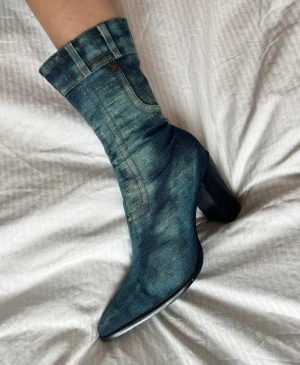 Klackar - As coola vintage klackar i jeanstyg 90-2000-tal. Mycket bra skick. Aldrig använt av mig. Något slitet på insidan vid dragkedja, dm för fler bilder. Strl 37 men något stora för mig med 37 så passar nog en 38 också. 