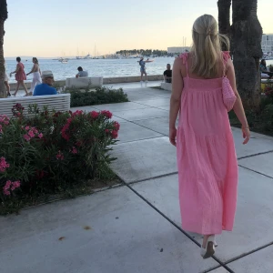 Klänning - Rosa klänning från Zara köpt i somras. Super fin rosa färg 💗