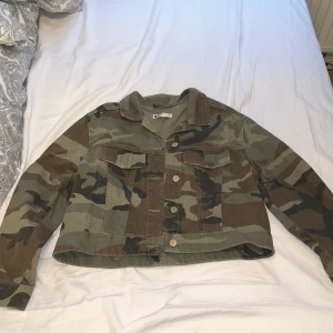 Camo jeansjacka - Säljer den här camo jeansjackan från Gina i storleken S eftersom den var för liten för mig, aldrig använd och vet tyvärr inte nypris 