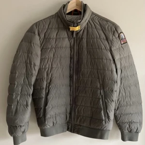 Parajumper Jacka - Assnygg Parajumper jacka som knappt är använd, priset går att diskutera!