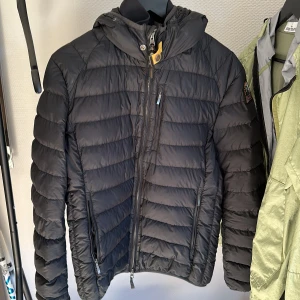 Parajumper jacka - Parajumper jacka knappt använd Parajumperjacka, skick 9/10. Säljer den då jag tröttnat på den. Perfekt för alla väder. Nypris 4999kr då den gått upp i pris