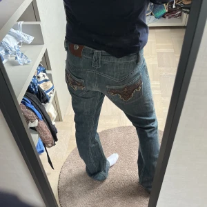 Unika coola jeans - Jeans köpte i Milano, användt en gång så i väldigt bra skick. De är i storlek 29, men skulle säga att de passar svenska storlekarna 36,38,40. Jag själv har storlek 36.❤️