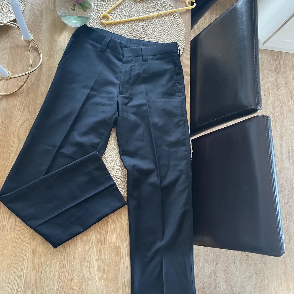 Säljer mina fina svarta kostymbyxor som är i storlek 31/32 det är som midrise och dem är perfekt långa för mig som är 1,70💗. Jeans & Byxor.