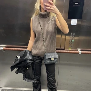 Ulltröja /väst från other stories  - Säljer denna västen / stickade tröjan i ull från other stories ❤️ aldrig använd, slutsåld 