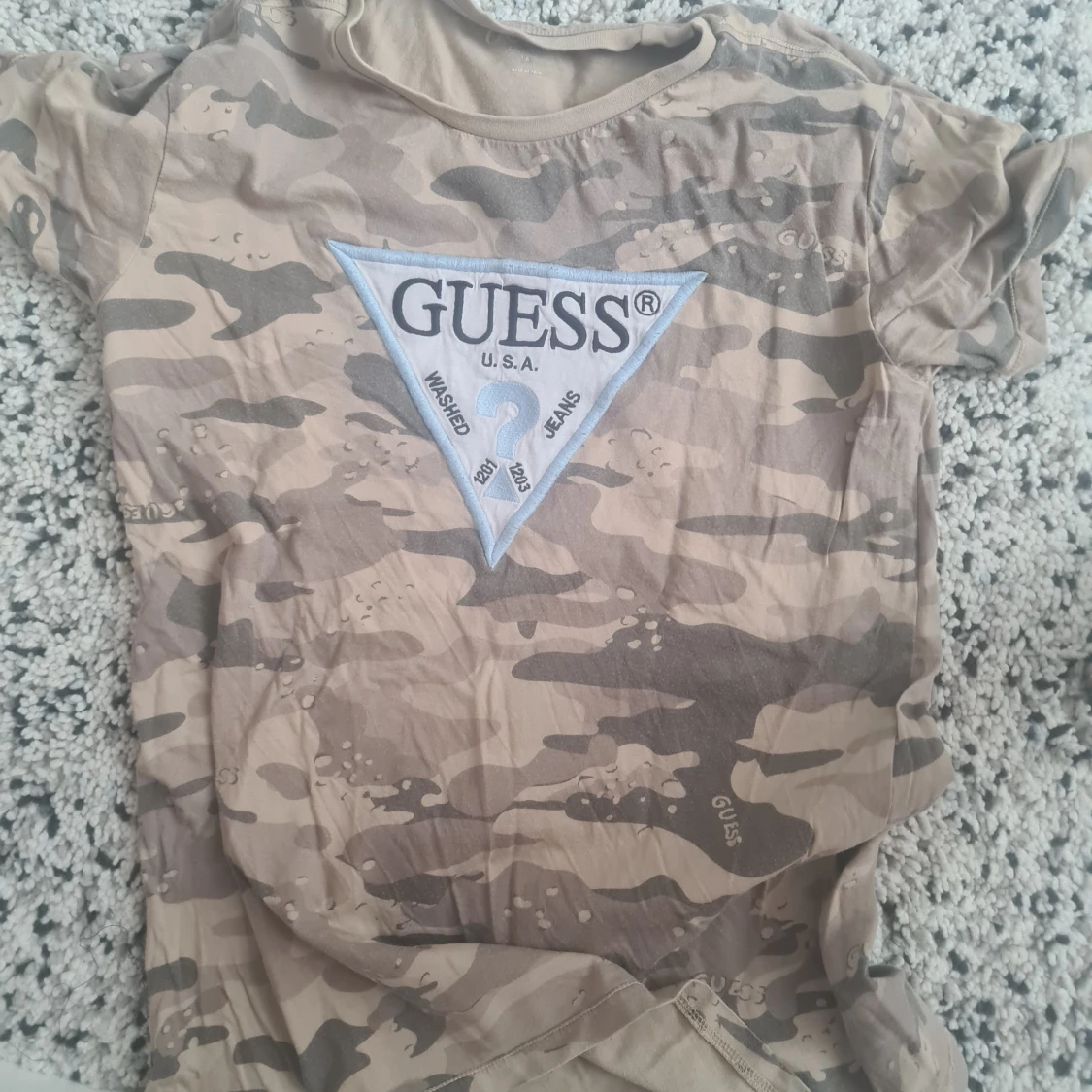 Guess tshirt