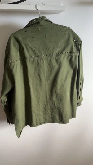 Jacka från zara - Jag säljer den här jackan då den inte kommer till nån användning någon mer. Väldigt perfekt med jackan nu när det har blivit vår! Använt det ett fåtal gånger. Helt okej sick pris kan diskuteras privat.