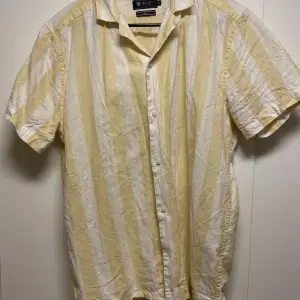 Kortärmad sommarskjorta från Riley. Linnematerial. Nyskick!