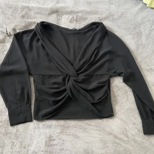 Tröja  - Långärmad tröja med detalj på magen, storlek 40 men passar S/M🤍 Köparen står för fraktkostnad!