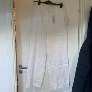 Linnebyxor 100% linne - Säljer mina sjukt fina, helt oanvända linnebyxor från NA-KD. Storlek 40. Säljer pga råka köpa två par. Sitter lite högre i midjan med vida ben. Ej genomskinliga!! Man får bra rumpa i dessa byxor🫣