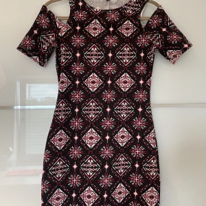 Mönstrad klänning H&M - Mönstrad kort klänning från H&M Divided, strl 38. 