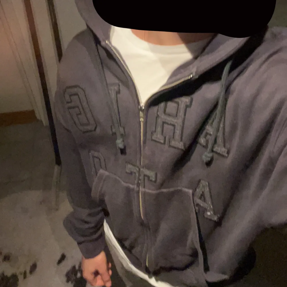 Säljer min sjukt snygga Arigato hoodie då jag inte får användning för den. Grå med silvrig dragkedja. Den är lite oversized i ärmarna men det är också väldigt snyggt.  Nypris 2200kr. Hoodies.