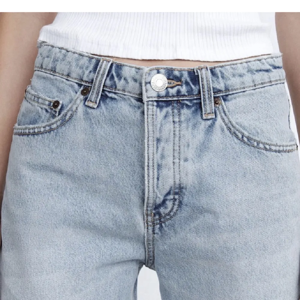 Snygga jeans köpta här på Plick men inte riktigt min smak längre!❤️. Jeans & Byxor.