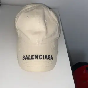 (Väldigt bra skick) Balenicaga baseball cap Beige size L (Ingen Kvitto)