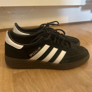 Adidas spezial - Säljer mina adidas spezial i storlek 40 2/3 som jag endast har använt Max 5 gånger, därav är dem nästan som helt nya. Säljer då dem inte kommer till användning. Original kartongen finns kvar. De perfekta vår skorna<3