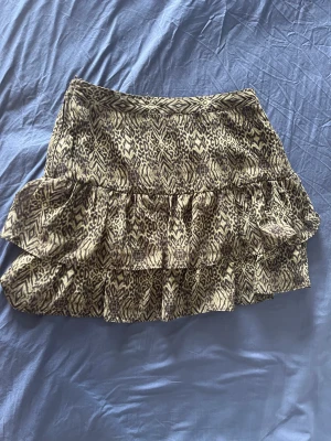 Minikjol - Använde fåtal gånger, den har blivit tyvärr för liten. Passar jättebra under sommaren - perfekt för den skandinaviska sommarenstil. Kan mötas upp i Trollhättan/Göteborg men annars står köparen för frakten:)