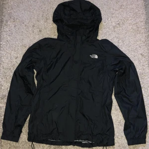 The North Face regnjacka - The North Face jacka som skyddar mot både regn och vind. Passar S i herr storlek, tveka inte på och skriva om du är intresserad eller har några frågor. Nypris runt 1200 kr.