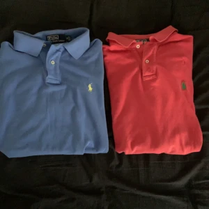 Ralph lauren pike - Den ljusblåa är i strl M och i super skick, 200kr      (Orangea är såld) Den oranga är i Strl L och också grymt skick  