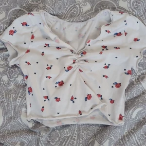 Toppar - Söt crop top från shein, använd några gånger men ändå i bra skick, säljer då den är lite liten