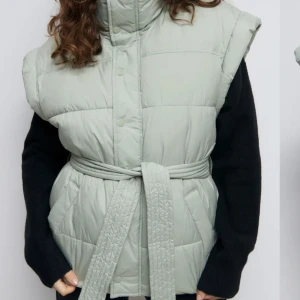 Mintgrön dunväst - Säljer denna superfina väst då den inte passar. Den är endast använd vid ett tillfälle därför i nyskick. 